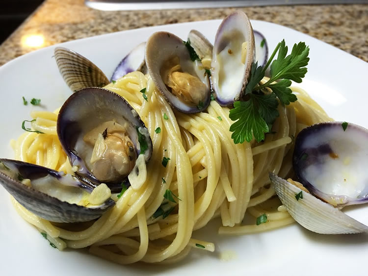Spaghetti con almejas (Cocina Italiana)