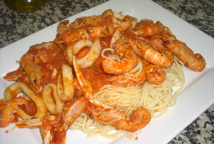 Pasta con cigalas y calamares (Cocina italiana)